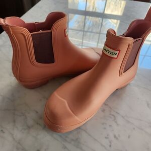 Hunter Short Chelsea Rain Boots in Pebble Peach, Dark Red Sides.